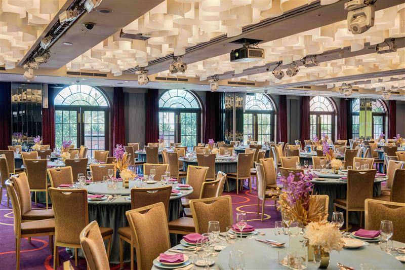 維多麗亞酒店三樓的維多麗亞宴會廳,以時尚絲質絨布點綴,搭配燈效的挑高四米無樑柱空間設計,呈現時尚現代感的宴會空間,另可結合露天長廊,提供貴客們轉換情緒的休憩空間。(圖/飯店旅宿業者提供)