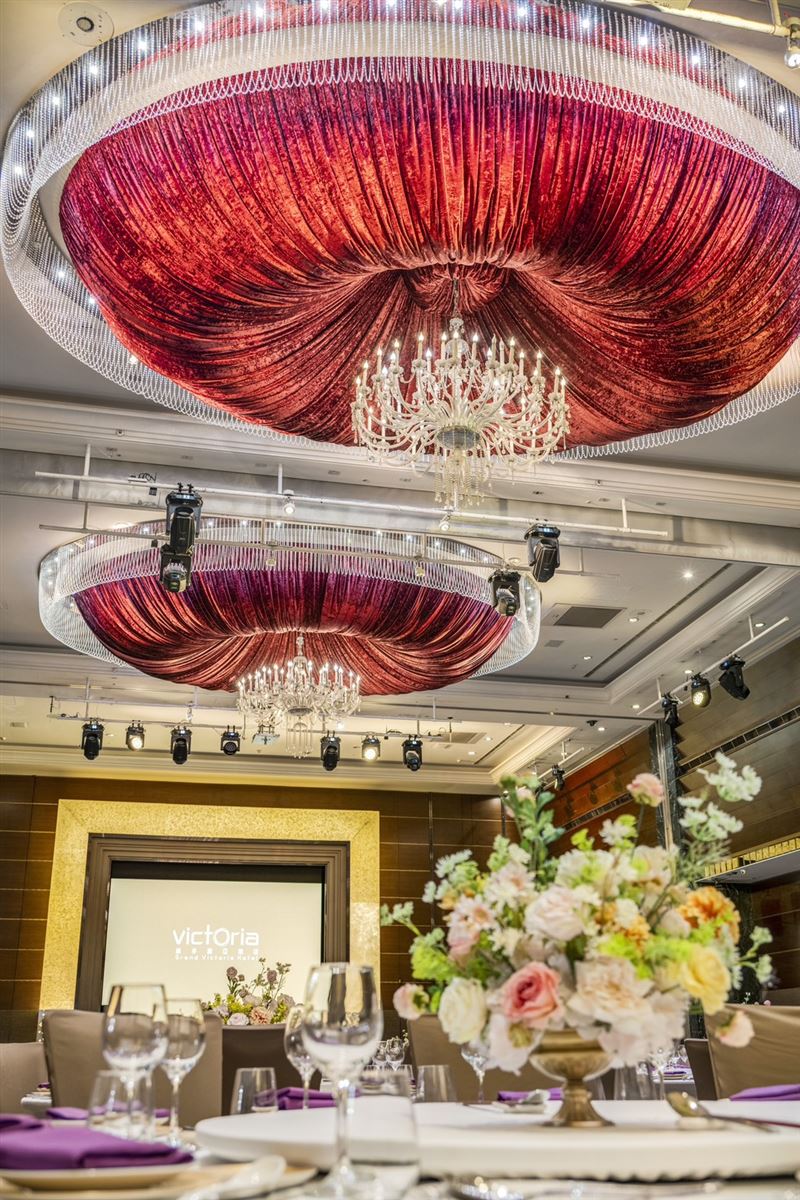 維多麗亞酒店一樓大宴會廳,擁挑高八米無樑柱的170坪婚宴空間設計,極致豪華水晶吊燈與變化萬千的LED燈光互相輝映,呈現出氣派的宴客空間感受。(圖/飯店旅宿業者提供)