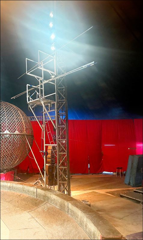 15歲少年彩排時不慎從鋼索上墜落。(圖/翻攝畫面)