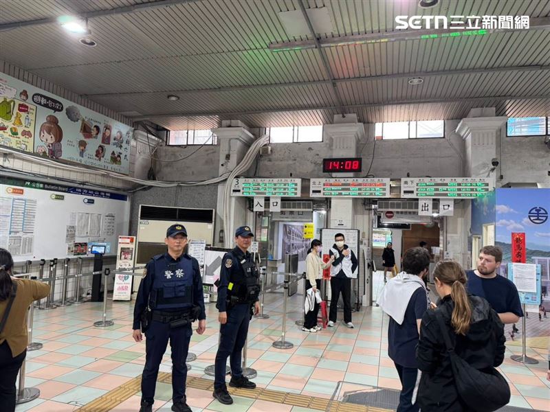 適逢228連假，人潮眾多，就怕有個萬一，鐵路警察局隨即提升站區防禦機制。（圖／翻攝畫面）