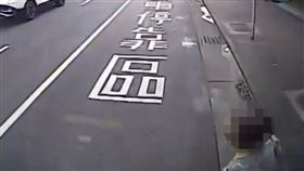 林婦從公車前頭走過，不幸遭輾斃。（圖／翻攝畫面）