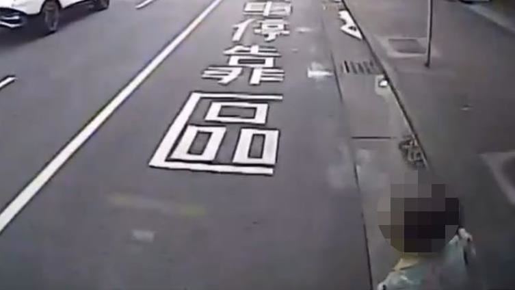 奪命監視器曝光!老婦走死角遭公車輾斃