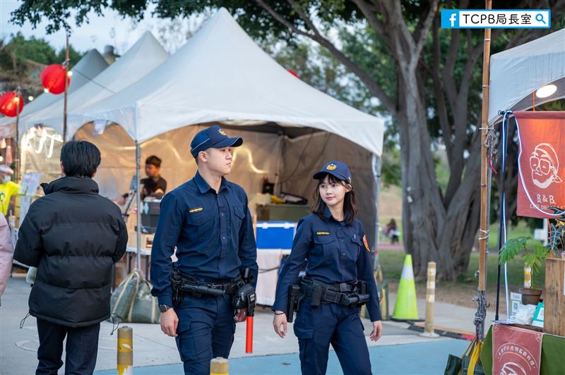 台中市警局發台中燈會宣導文，女警「甜美笑容」入鏡意外爆紅。（圖／翻攝自臺中TCPB波麗士臉書）