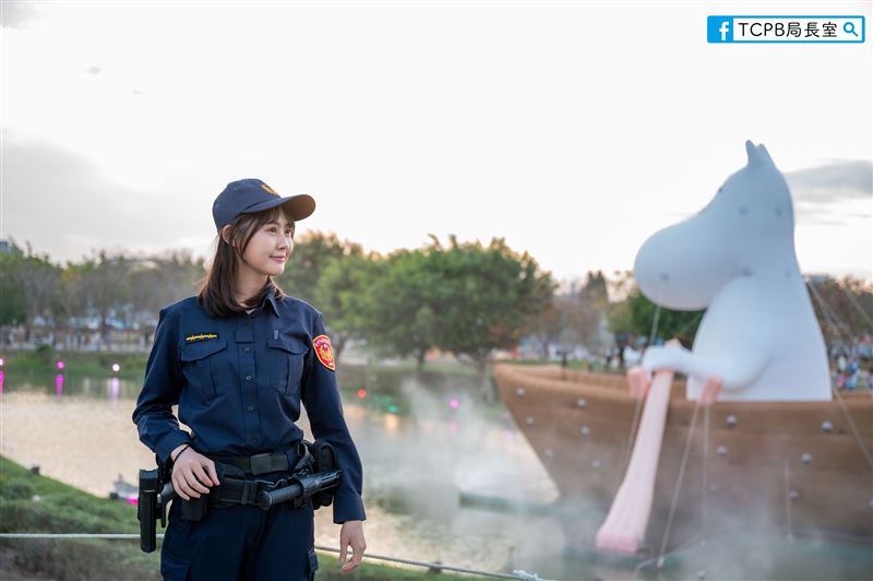 台中市警局發台中燈會宣導文，女警「甜美笑容」入鏡意外爆紅。（圖／翻攝自臺中TCPB波麗士臉書）
