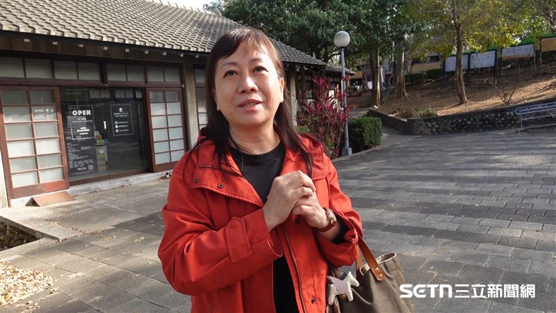 賴美媖女士說，其實自己只見過柯重宇一面，會加入協助柯媽媽的學生團隊，僅因為阿丁教授在課堂上的分享與號召。她告訴記者，柯媽媽的演講處女秀就是在東海大學的「信箱間」前面的小廣場，那時為了吸引更多學生關注此事，他們還寫了許多標語，替柯媽媽準備了訴求衣服和道具等。（圖／記者張雅筑攝）