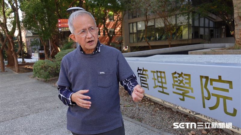 林財丁教授將學生視如己出,面對得意門生柯重宇的殞落,他不僅在悲劇現場守候,更在後方成為柯媽媽最堅實的理性支柱。他回憶事發當天說,其實中午才和學生們一起用餐慶祝學期結束,萬萬沒想到幾小時過後就傳來柯重宇死亡車禍的噩耗。(圖/記者張雅筑攝)