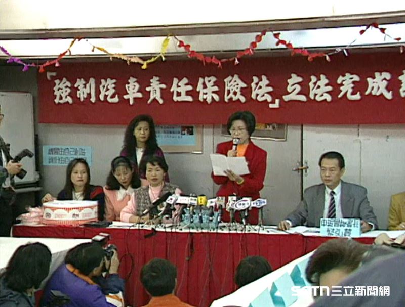 「柯媽媽」柯蔡玉瓊女士，她將小愛化大愛，從國小畢業、平凡的剖蚵母親，到耗時8年奔走立法院，她以鋼鐵意志促成《強制汽車責任保險法》，讓兒子柯重宇不是白白地死去，而是為這社會留下些什麼。（圖／資料照）