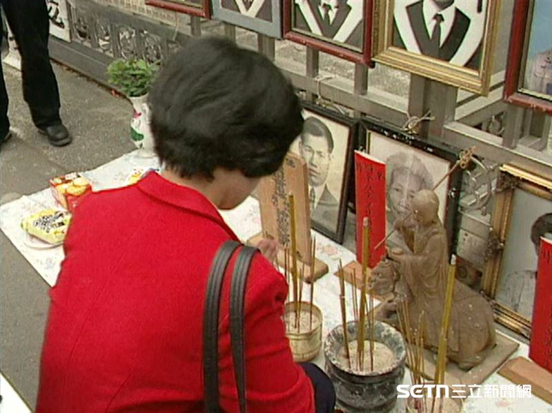 讓人氣憤的是，車禍後肇事駕駛竟還假裝成路人跑到現場關切，而車行老闆甚至嗆柯媽媽說：「我們常常撞死人，就像吃飯一樣，不差你兒子一個！那一天我們才壓死兩個，也是大學生，一個20萬，妳兒子是研究生，30萬要不要拿，不然就去告...」如此冷血和狂妄的態度，讓柯媽媽氣憤不已。最後在兒子的託夢加上林財丁教授和東海大學學生們的支持、幫忙下，柯媽媽決定走上街頭，推動立法。（圖／資料照）