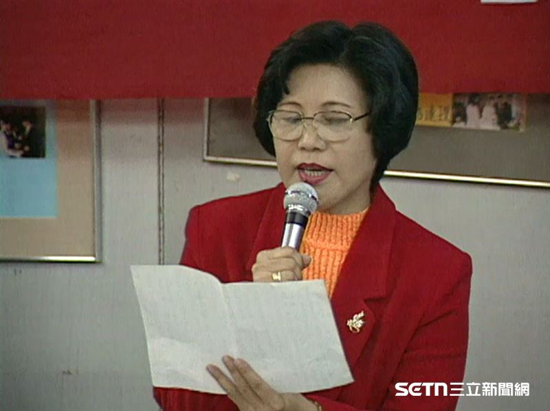 只有小學畢業的柯媽媽識字有限，但為了推動立法，她反覆翻閱字典，親手一字一句寫下陳情書。遇到難懂的法條，她便虛心請教律師與教授，將對兒子的思念化作堅毅的筆觸。林財丁教授說，自己看過柯媽媽的字跡，非常整齊漂亮，可想而知她是一個多麼堅韌且有毅力的母親。（圖／資料照）