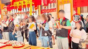 紅圈者為粿粿包的相當嚴實，戴帽子壓低遮臉與黑色口罩。（圖／翻攝自大溪鳳山寺廣澤宮臉書）