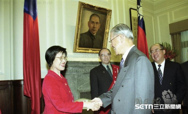 1999年時，李登輝前總統接見十大傑出平安貢獻獎得獎人，「柯媽媽」柯蔡玉瓊女士就是當中之一。（圖／財團法人李登輝基金會、國史館授權提供）