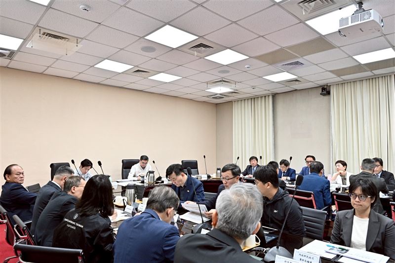 卓榮泰取消上午原訂行程，邀集財政部、金管會、外交部及經濟部召開會議（圖／行政院提供）