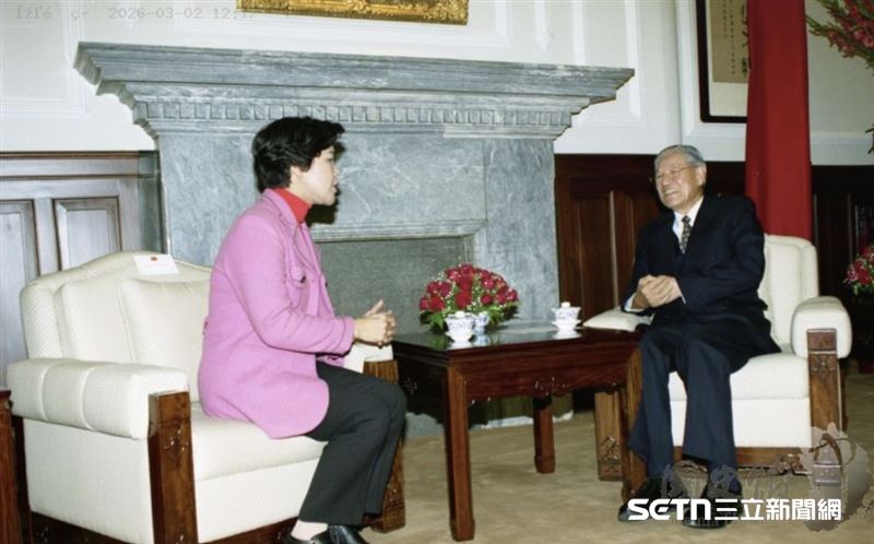 1998年，時任總統李登輝於總統府內，再次接見「中華民國車禍受難者救援協會」理事長柯蔡玉瓊（柯媽媽）。這場會談不僅是老友重逢，更是一次對台灣交通人權史的深刻回顧。對話內容詳實記錄了《強制汽車責任保險法》從無到有的漫長征途&mdash;&mdash;從一名母親在校園與街頭的孤身吶喊，到對抗利益團體與政治博弈的艱辛，字裡行間無不透露著這部「保命法案」背後，那份滴水穿石的堅持與血淚。（圖／財團法人李登輝基金會、國史館授權提供）