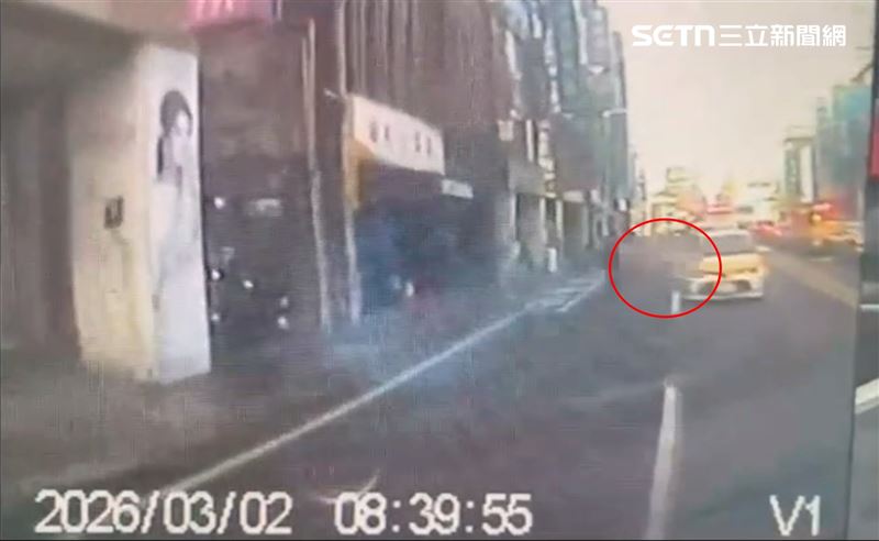 年輕女子渾身是血倒臥在血泊中氣絕。（圖／翻攝畫面）