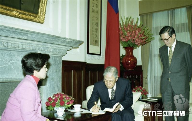 柯媽媽的毅力和大愛感動了時任總統的李登輝，李登輝不僅邀請柯媽媽到總統府，更仔細地聆聽她的訴求，甚至還做筆記。（圖／財團法人李登輝基金會、國史館）