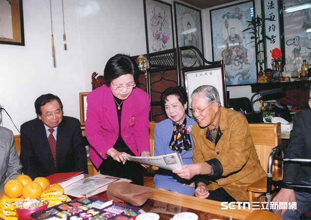 時任總統的李登輝不僅被柯媽媽的精神給感動,在法案三讀通過前邀請她在國民黨中央黨部聊聊,了解她的訴求外,事後更親自南下台南,和妻子拜會柯媽媽。(圖/財團法人李登輝基金會、國史館授權提供)