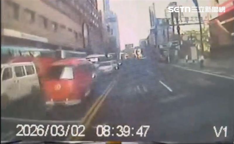 桃園火車站附近發生墜樓意外。（圖／翻攝畫面）