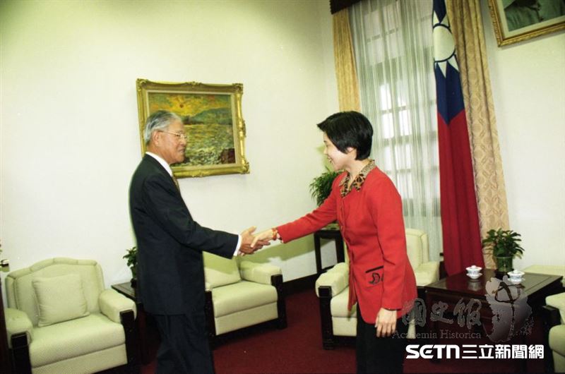 時任總統的李登輝先生，深受柯媽媽（柯蔡玉瓊）為子奔走、推動立法的堅毅精神感動。1996年，李登輝親自接見這位身披白布條、在立法院外靜坐多年的母親，並感性承諾：「我一定會讓妳的法案通過。」這場關鍵會面後，李前總統兌現承諾，促使《強制汽車責任保險法》在同年底三讀通過。（圖／財團法人李登輝基金會、國史館授權提供）