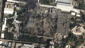 哈米尼官邸遭轟炸後的衛星照片曝光。（圖／翻攝自X）
