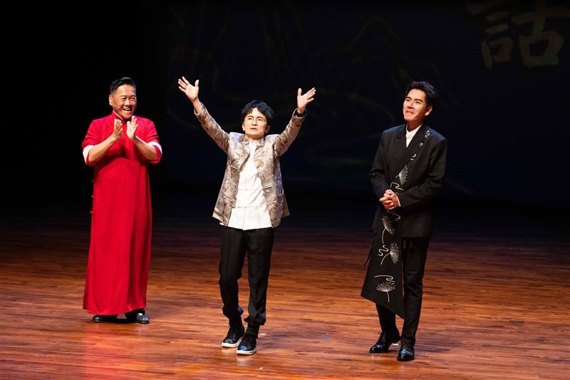王傳一（右）、朱德剛（左）《壹加一剛好比三小》台中首演合體唐從聖（中）。（圖／嚞娛樂提供）