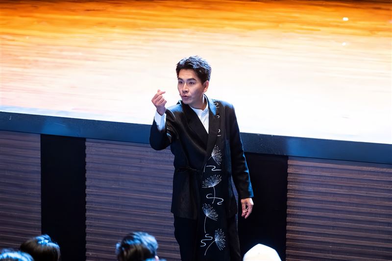 王傳一回外婆家的城市「台中」登台獻經典相聲「貫口」。（圖／嚞娛樂提供）