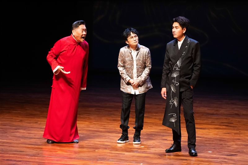 唐從聖（中）驚喜亂入合體王傳一（右）、朱德剛（左）組脫口秀即興演出「三劍客」。（圖／嚞娛樂提供）