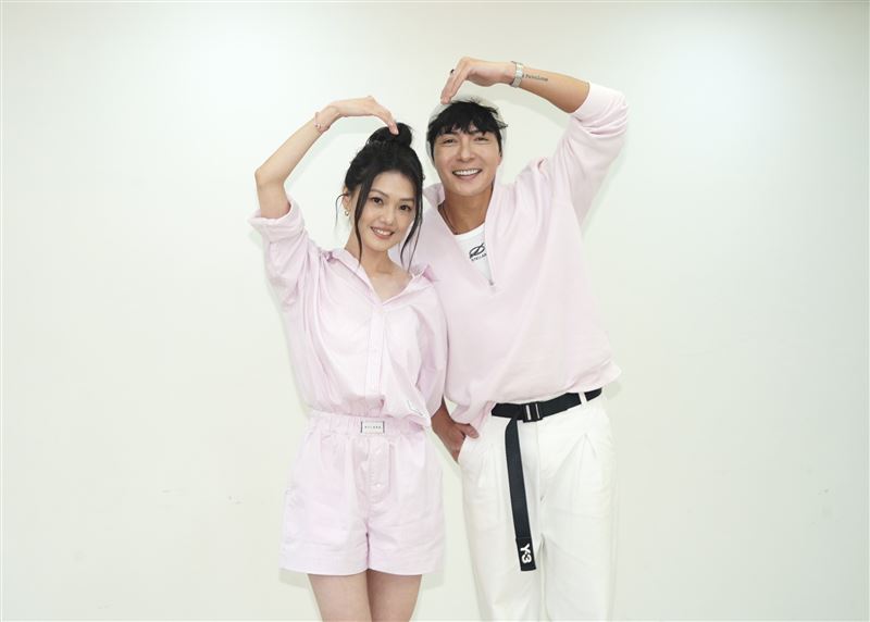 蜜雪(左)合體江耀崙(右)做公益。(圖/記者趙于瑩攝影)