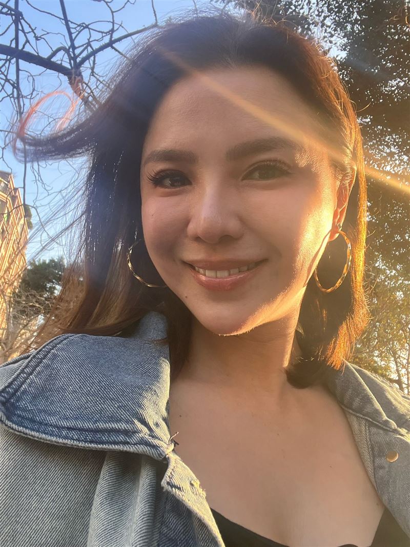 胡嘉愛還原車禍驚險現場。(圖/翻攝自胡嘉愛臉書)