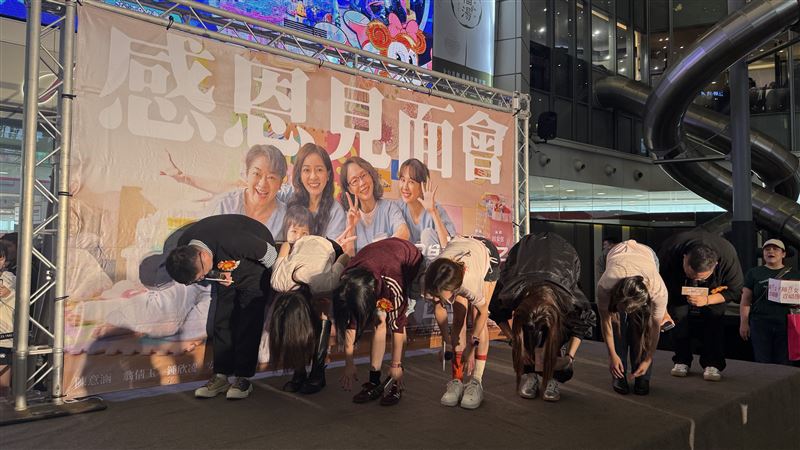 《陽光女子合唱團》演員與導演、編劇一起180度鞠躬感謝影迷。(圖/壹壹喜喜提供)