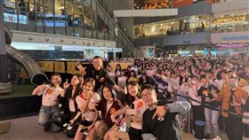 《陽光女子合唱團》在台中跟影迷粉絲大合照。（圖／壹壹喜喜提供） 