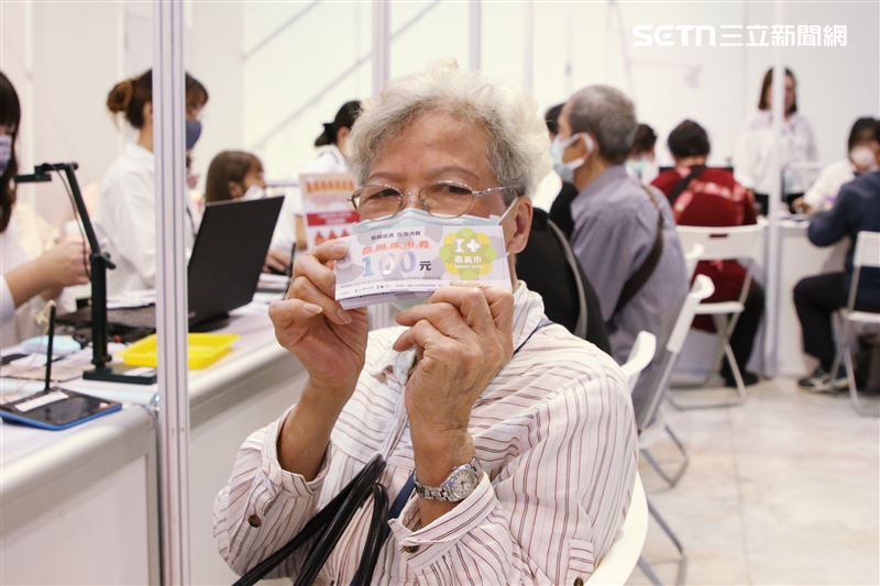 民眾只要累積消費發票金額滿2000元即可兌換200元振興商圈夜市券，每人最高可領取600元，資格不限嘉義市民。（圖／翻攝畫面）