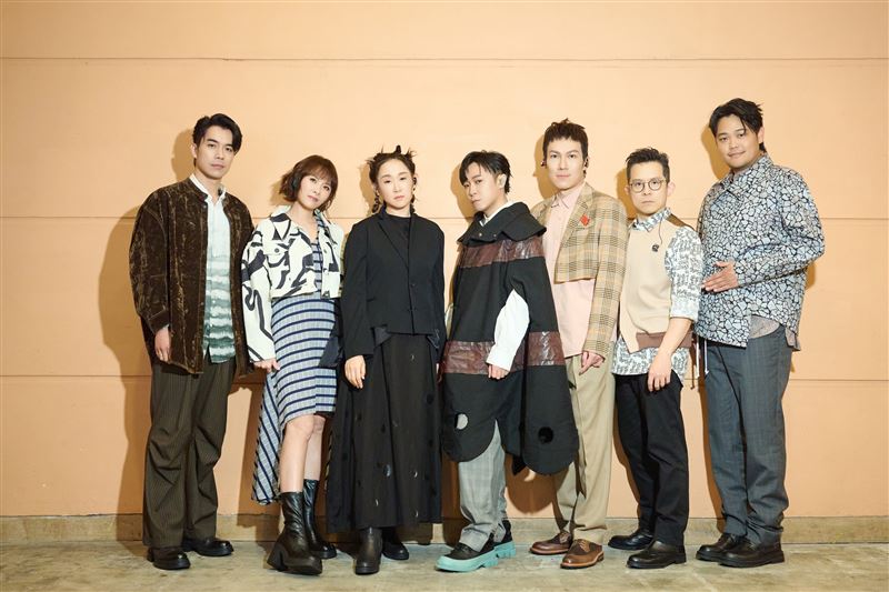 王菀之（左3）邀請蘇打綠合作，也是蘇打綠舞台暫歇前的難得相聚。（圖／蘇打綠有限公司提供）