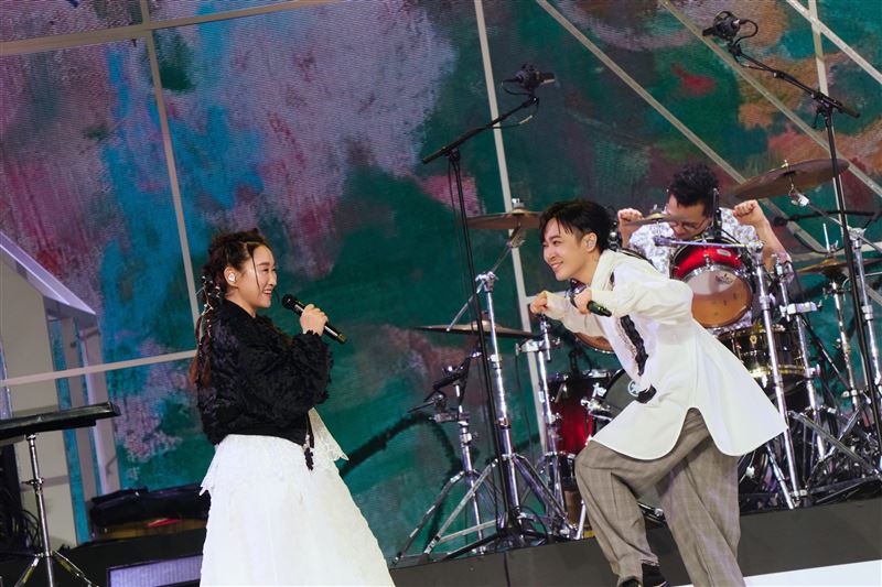 王菀之（左）與蘇打綠睽違16年再度合作。（圖／蘇打綠有限公司提供）