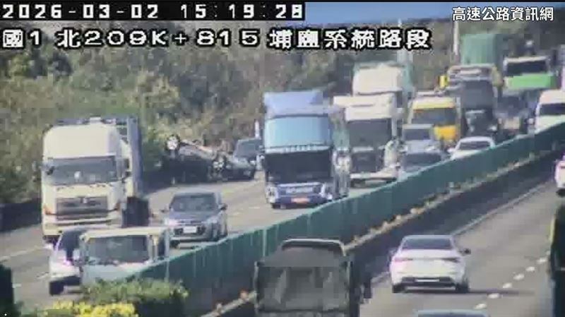 新/國道3車連環撞!轎車騎護欄四輪朝天