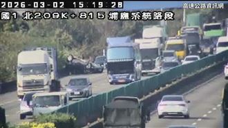 新／國道3車連環撞！轎車騎護欄四輪朝天