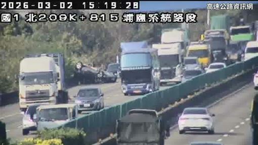 新／國道3車連環撞！轎車騎護欄四輪朝天