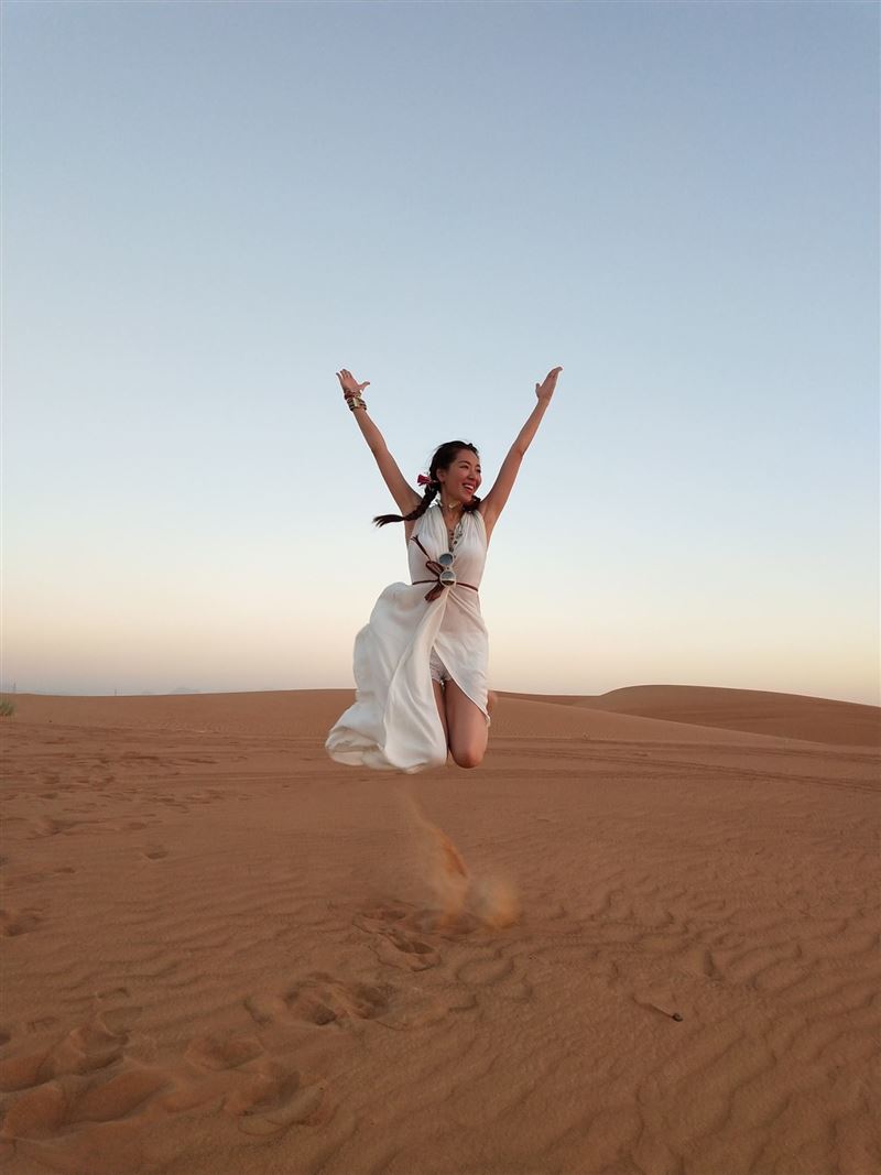 劉伊心在杜拜體驗衝沙。（圖／翻攝自劉伊心臉書）