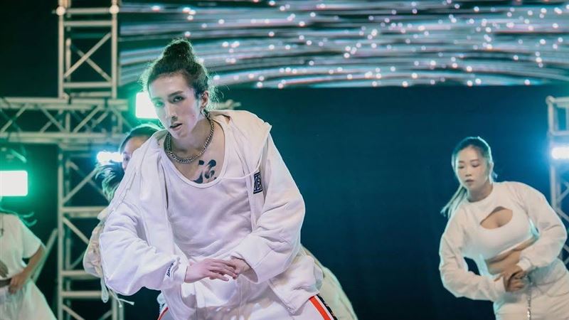 舞者演唱會被螢幕砸到癱瘓 父照顧到病倒