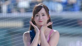 啦啦隊女孩應援上衣爆開　隊服緊身主因曝