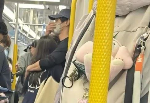 近日周永恆又被目擊在地鐵與陌生女子舉止親密,再度掀起外界對其婚姻狀況的討論,是否婚內出軌。(圖/翻攝自微博)