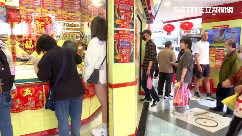 許多民眾到彩券行試手氣。(示意圖/資料照)