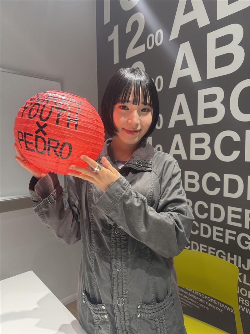 PEDRO主唱AYUNi D收到拍謝少年從台灣送禮過去日本的燈籠，元宵節將至，非常應景。（圖／AYUNi D提供）