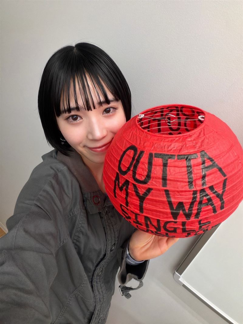 PEDRO主唱AYUNi D收到拍謝少年從台灣送禮過去日本的燈籠，元宵節將至，非常應景。（圖／AYUNi D提供）