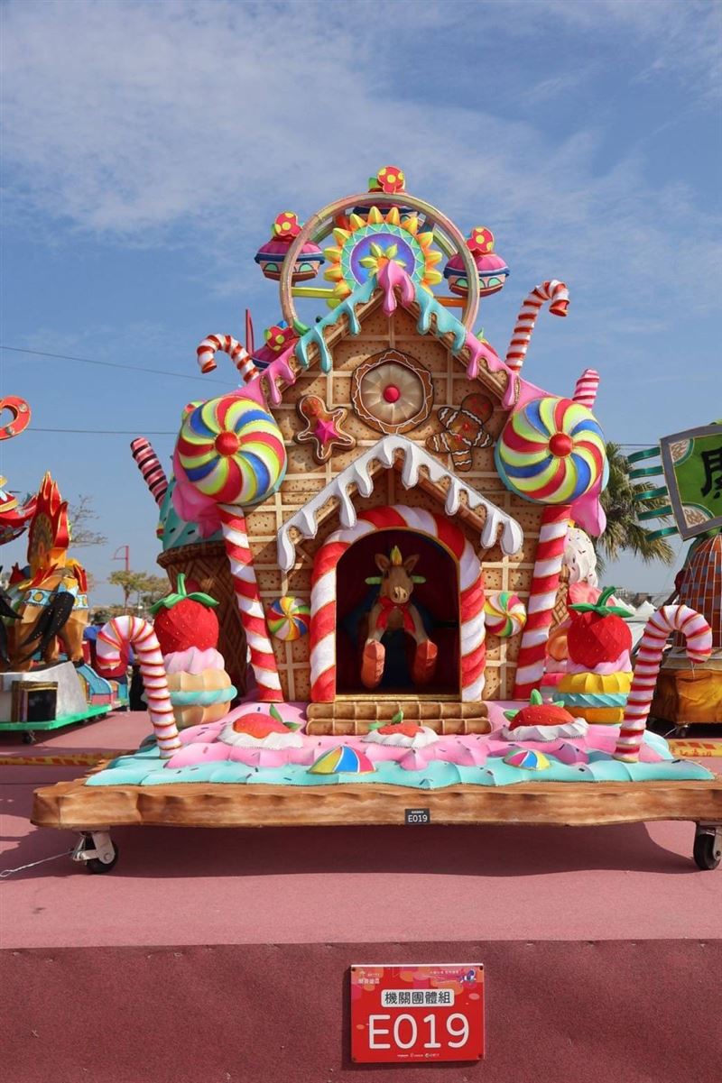 新竹監獄受刑人製作的《童話》,以糖果屋為概念,旨在喚起每個人心中塵封已久的童話樂園。(圖/新竹監獄提供)