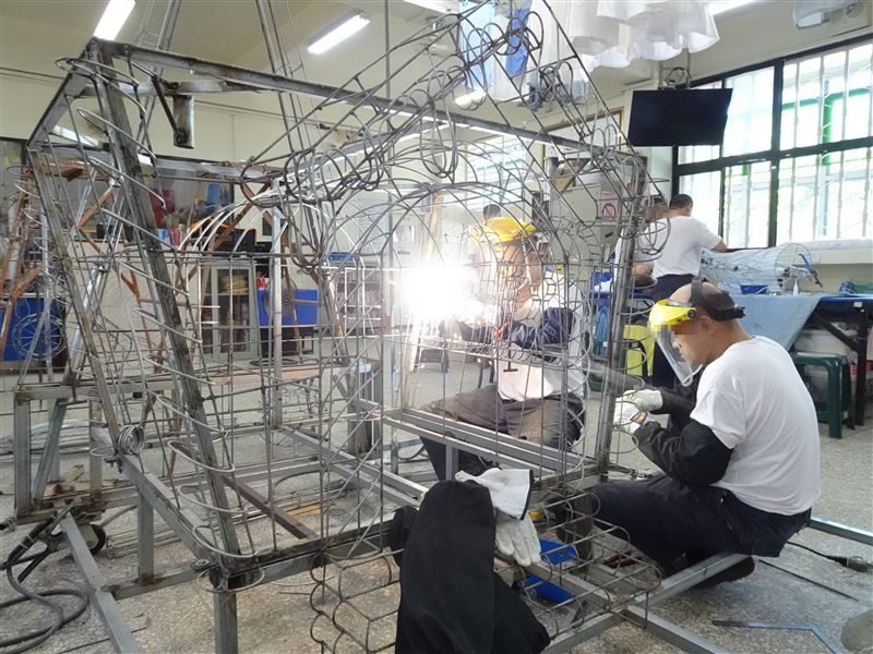 新竹監獄「傳統工藝保存中心」成員,製作《童話》的過程。(圖/新竹監獄提供)