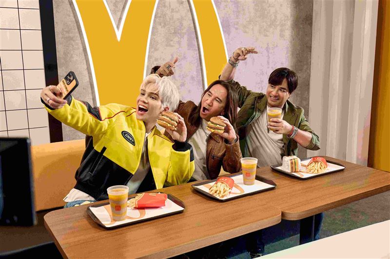 動力火車與派偉俊為全新「大麥克點起來」首度獻唱，將經典大麥克口訣重新編曲，歌詞巧妙結合產品特色與生活場景。（圖／品牌業者提供）