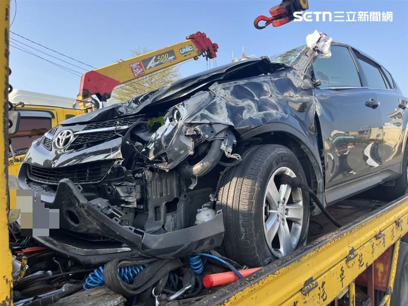 國道1號南下209.3公里發生3車追撞事故，造成1車翻覆、1人受傷。（圖／翻攝畫面）