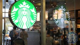 日本旅客來台旅遊行程集中於永康街、九份與龍山寺等熱門景點，飲料也都喝星巴克，然而購買伴手禮時卻傾向多方比價、少量購買，引發網路討論。（示意圖／本刊資料照）