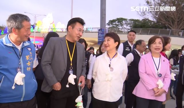 台中燈會現場，盧秀燕與江啟臣開心聊天。（圖／翻攝畫面）
