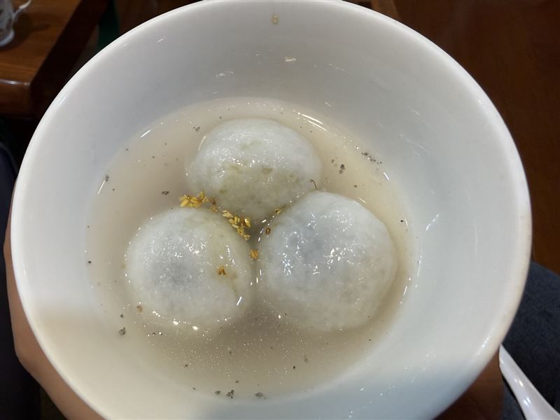 元宵節吃湯圓要注意熱量！營養師張語希建議，澱粉代換、湯底無糖、先吃菜再吃湯圓，避免熱量超標。（圖／記者鄭玉如攝影）